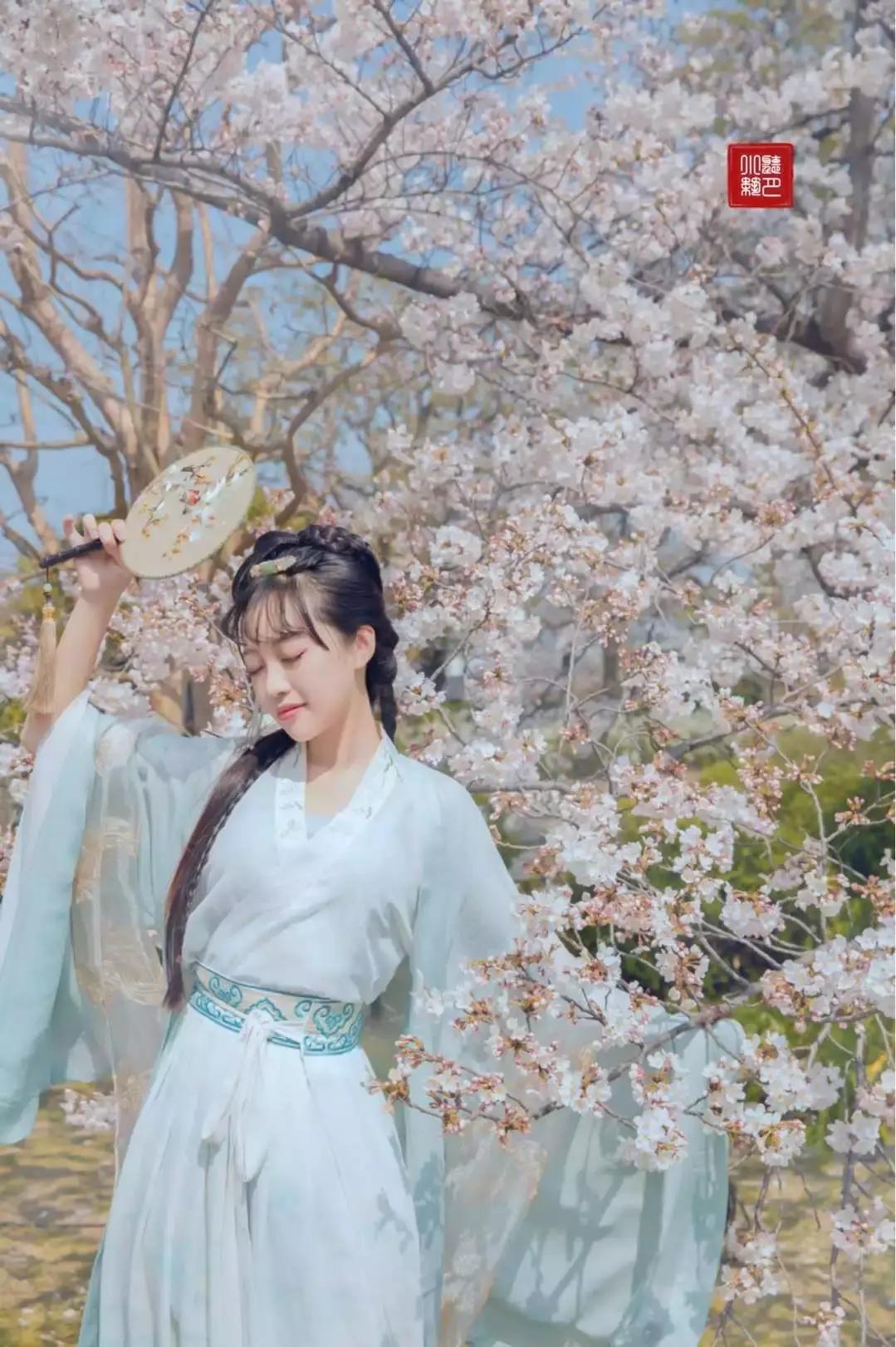 华丽汉服在外国街头惊艳外国人,中国汉服小姐姐美到哭了