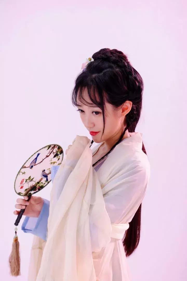 中国姑娘汉服惊呆外国人视频,中国姑娘在国外街头穿汉服惊艳了