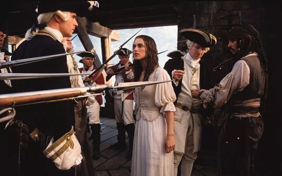 她是一个平胸的女子,她是一个平胸女子