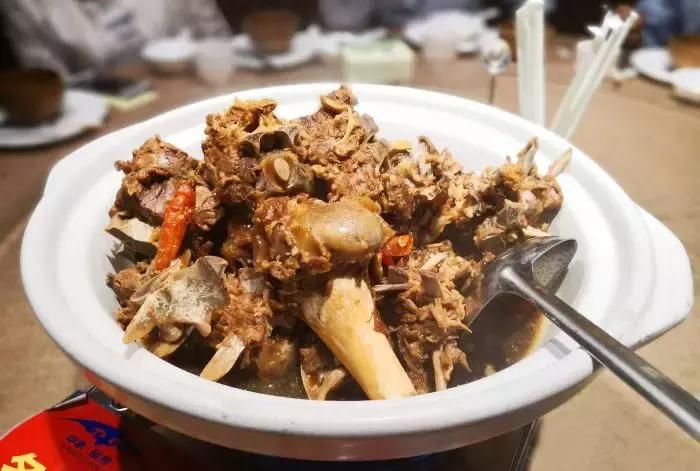 夜晚蒙古包吃烤全羊的真实视频,蒙古包里吃烤全羊一定要有仪式感