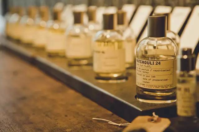 女人身上的香水味是什么很好闻 (你身上有他的香水味但没有我的贵)