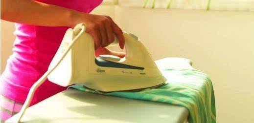 新衣服的褶皱怎么处理没有熨斗,新衣服有折痕变色怎么处理