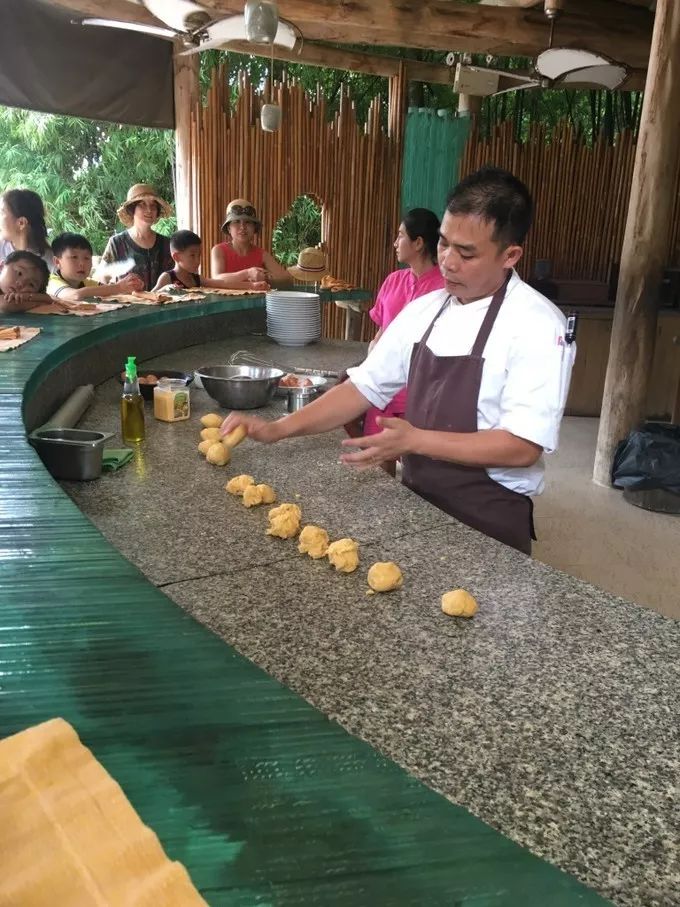 衣冠不整恕不招待厨师,衣冠不整不让进的饭店