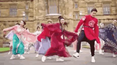 90后中国姑娘，在澳洲街美哭外媒