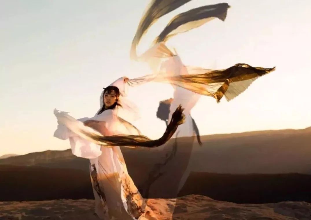 90后中国姑娘，在澳洲街美哭外媒