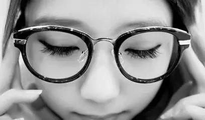 近视眼考驾照戴隐形眼镜还是框架,近视能学b2吗