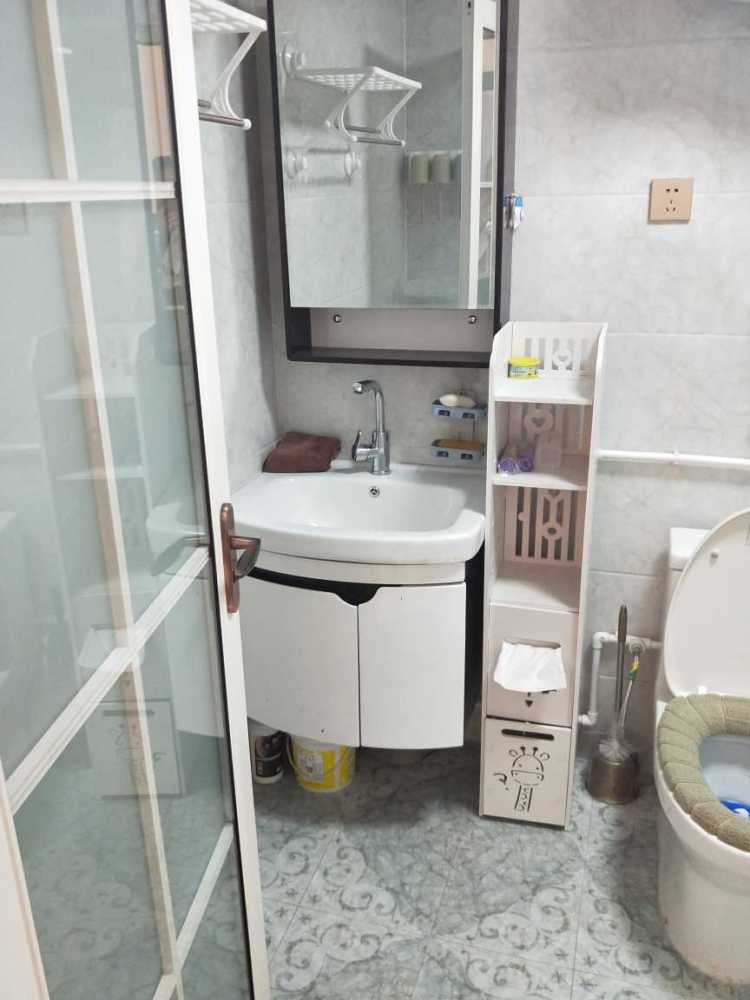 自己装新房，沙发太大只能对着卧室门，有没有办法改变？