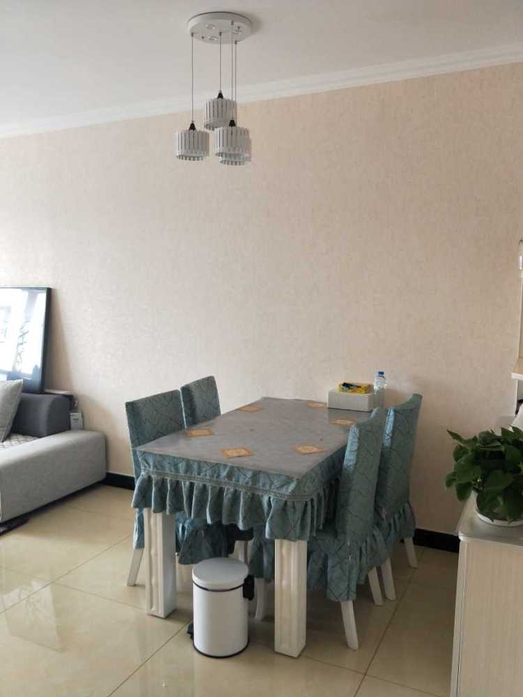 自己装新房，沙发太大只能对着卧室门，有没有办法改变？