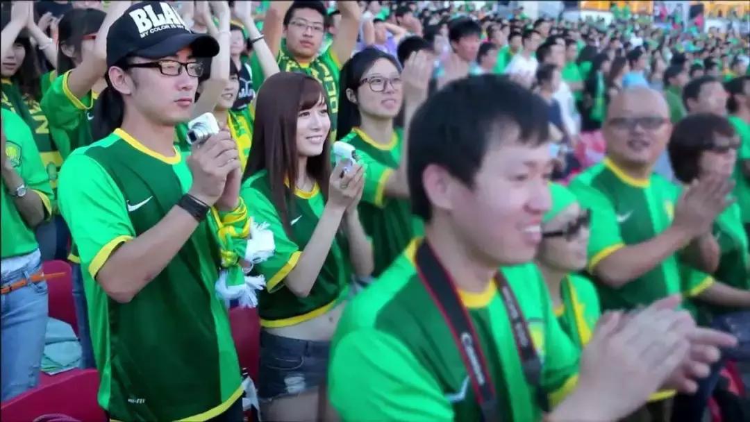 自从穿上了“国安绿”，地铁站检票的小姐姐都开始跟我套磁了