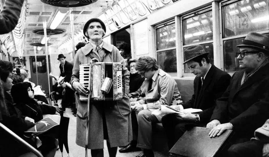 地铁里的那个弹吉他的男孩，也许能改变世界