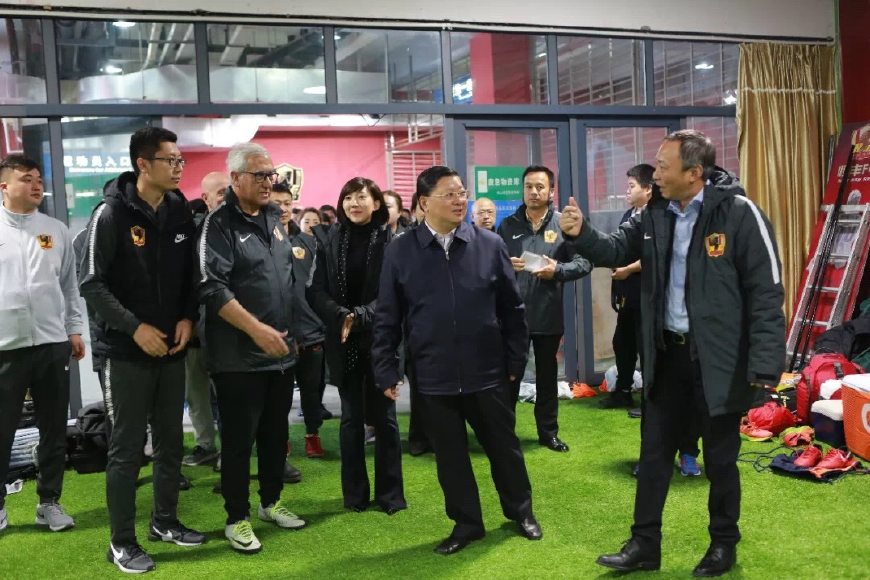 贵州恒丰疯了简直就是在破坏足球规则球迷怒吼：滚出中超！