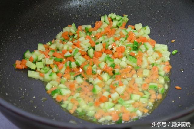 蛋炒饭怎样做又好吃不上火不油腻,小时候爱吃的蛋炒饭简单又好做