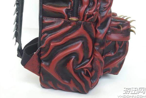 大神自制《怪物猎人世界》惨爪龙背包还原却背不出去