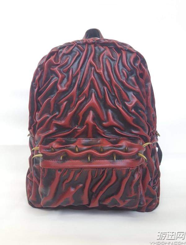 大神自制《怪物猎人世界》惨爪龙背包还原却背不出去