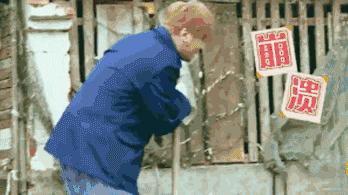 五十岁大妈鬼步舞,女子带领50岁大妈跳鬼步舞