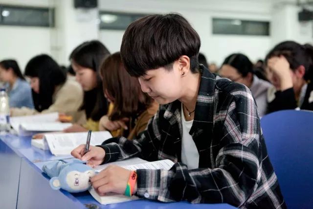 医学生新的一天,医学生的一天在医院