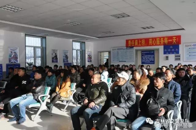 交警大队文明交通绿色出行,交警开展文明交通进驾校宣传活动