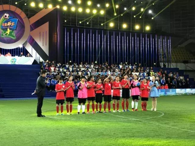 豆蔻年华敢追梦绿茵场上争“球王”