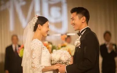 轻轻抹一抹皮肤越来越好,轻轻擦到皮肤就留下黑印子