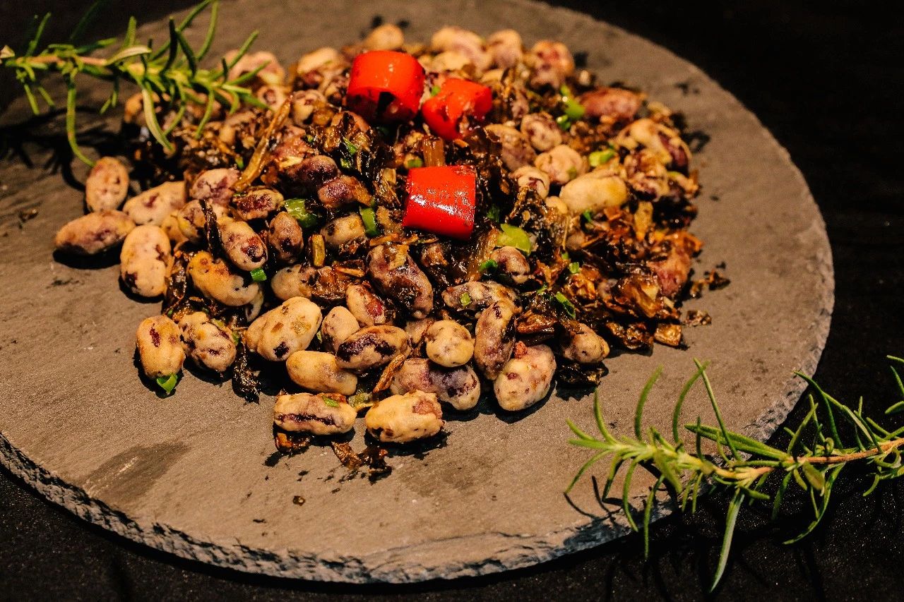 高管放弃高薪，研发出100多道新菜，取材就在店门口的小花园！