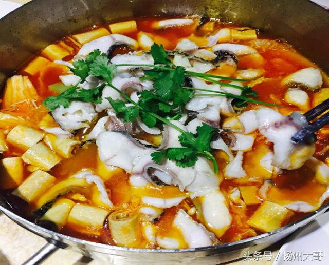 贵州吃的生猛美食,在贵州苗寨吃酸汤鱼