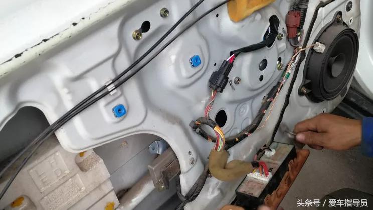 车玻璃缝里掉了个名片怎么办,名片从车窗户缝掉进去了怎么处理