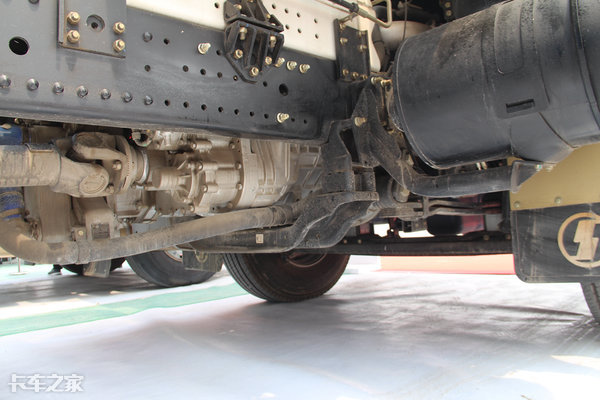 13升430马力LNG发动机,这台天然气重卡的驾驶室也能拉窗帘