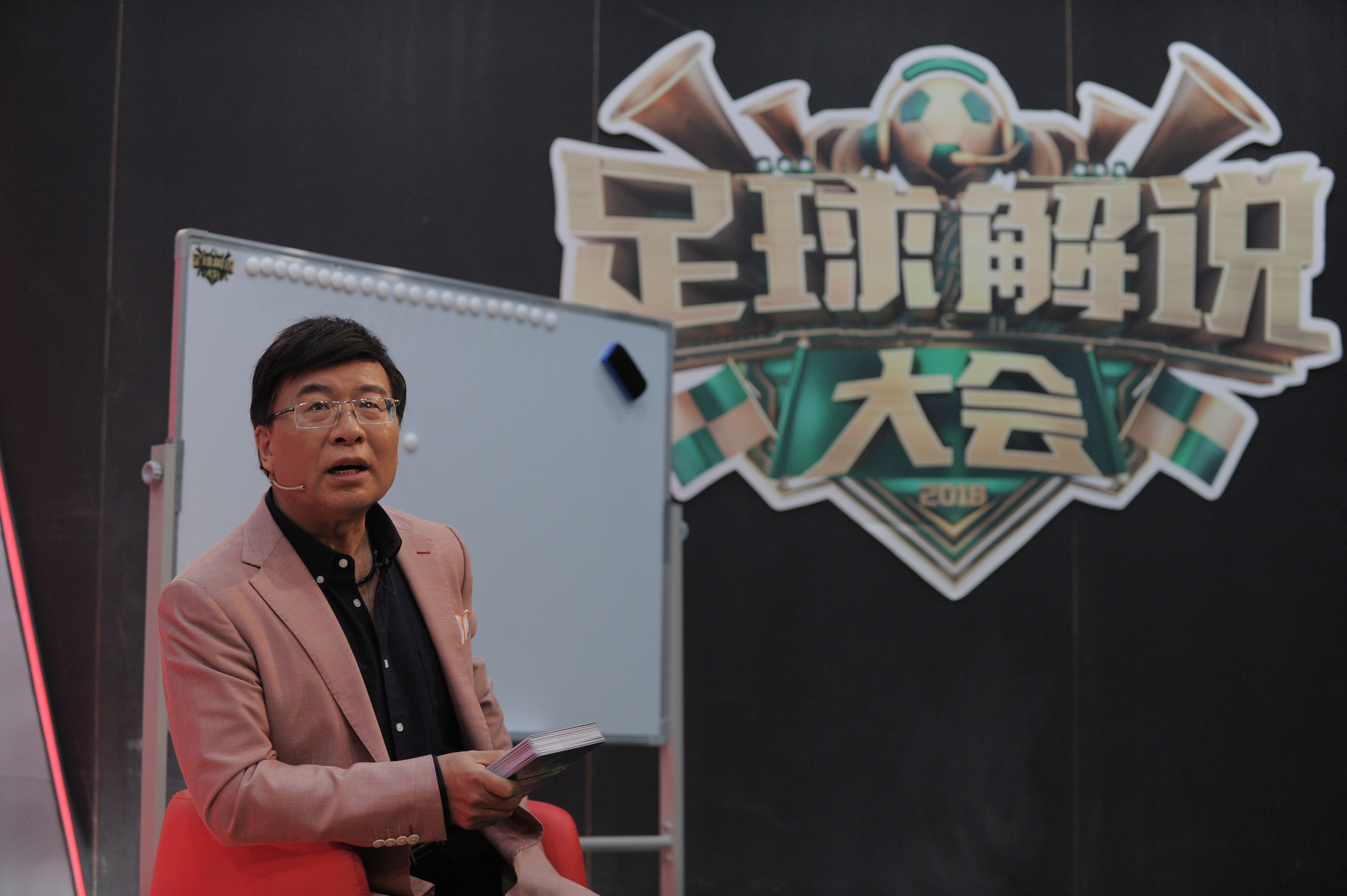 扒门缝、碎碎念、神分析这样的导师《足球解说大会》让你看个够