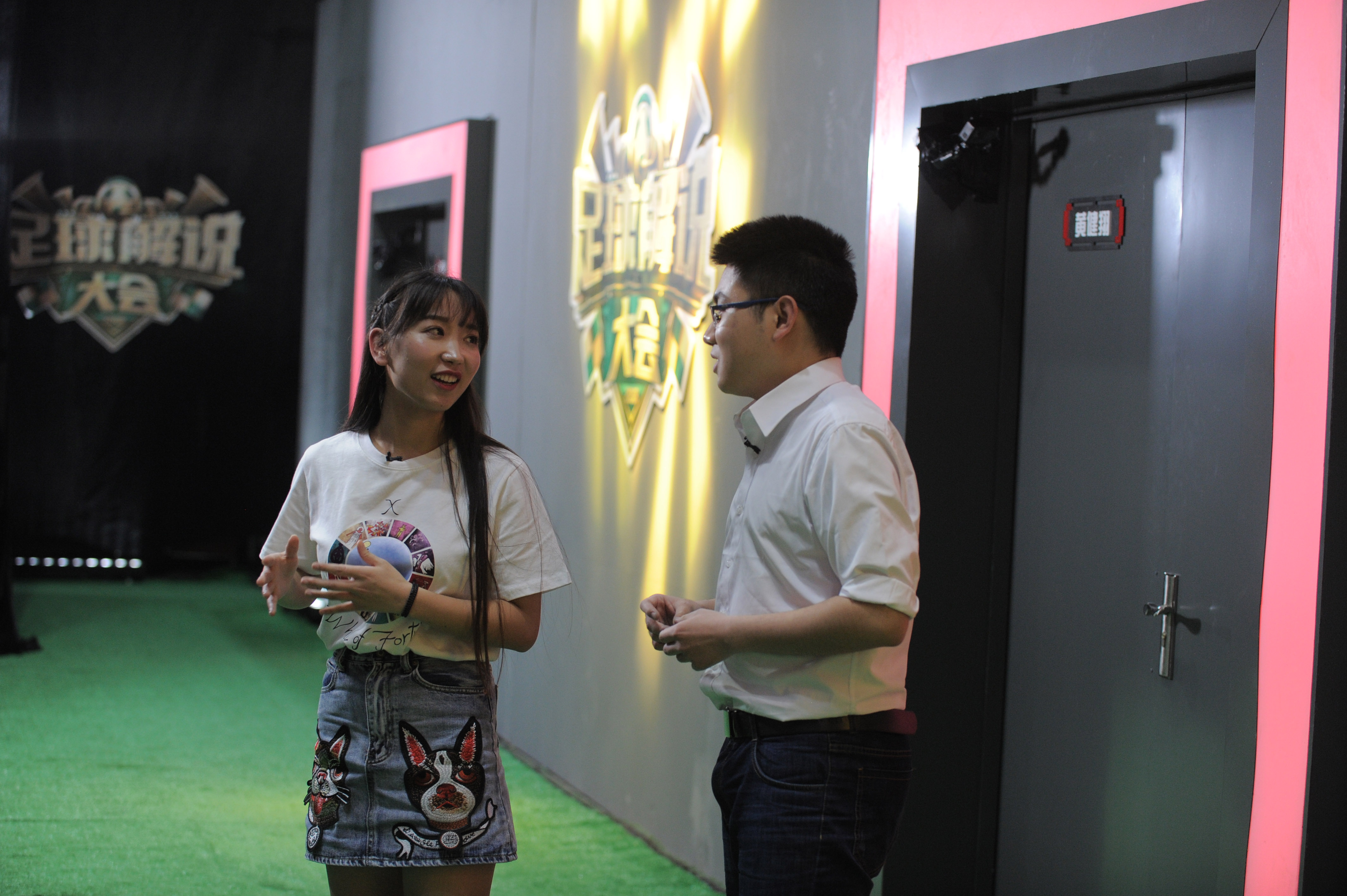 扒门缝、碎碎念、神分析这样的导师《足球解说大会》让你看个够