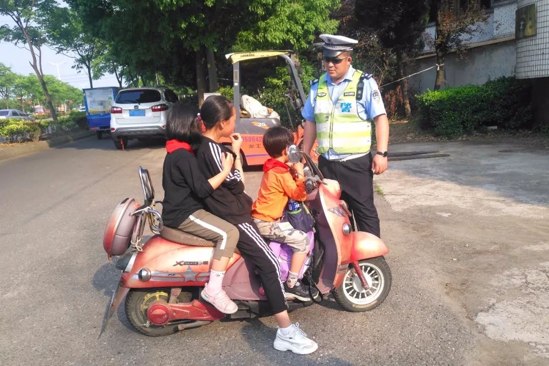 父母心真大让五岁孩子骑车上路,家长心真大竟让孩子冲过马路