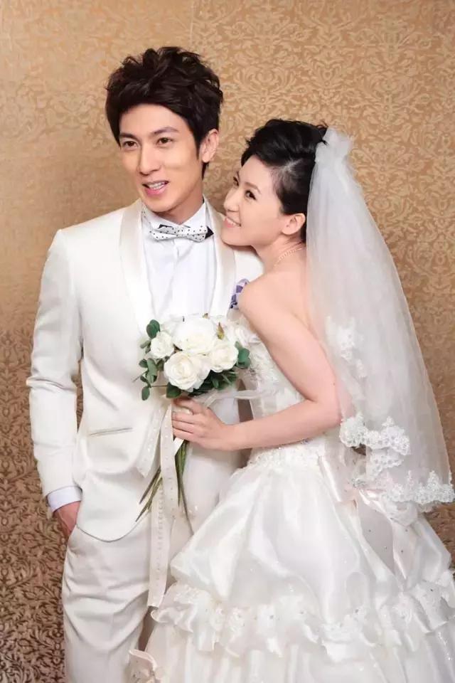 吴尊狂晒妻子照片秀幸福，原来他爱了22年的女人，长的这么漂亮！