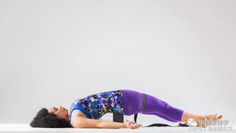 大腿前侧紧咋练,大腿训练后前侧在床上怎么拉伸