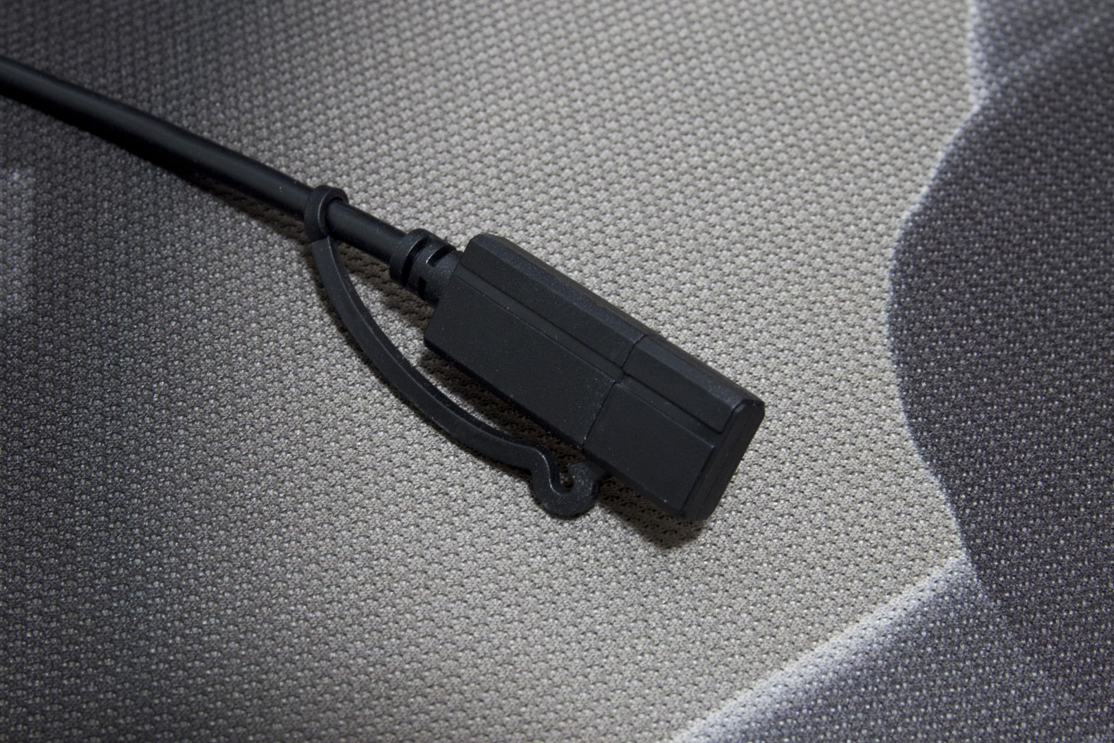 百元以内吃鸡神器推荐,灵逸黑寡妇键盘是什么轴