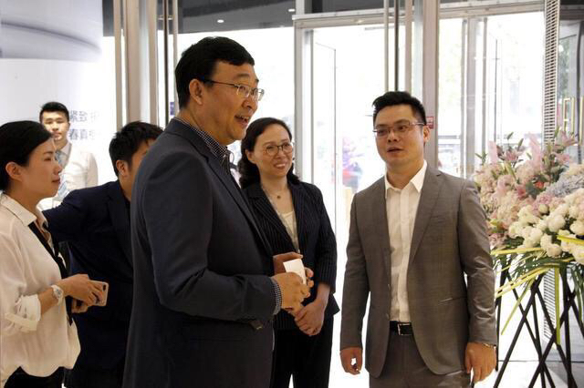 听说，怡丽丝尔开到新百了，小姐姐们家门口就可以买到范爷同款面