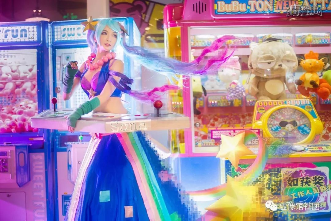 震惊！三位电玩小姐姐称霸整间游戏机室