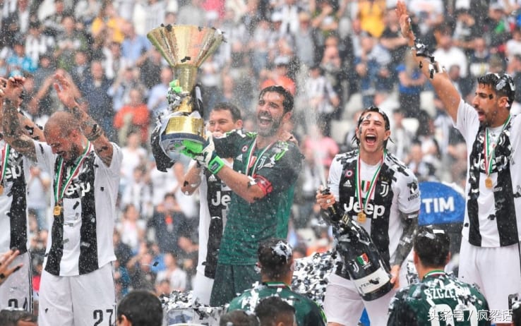 布冯几次入选最佳阵容,神也会犯错