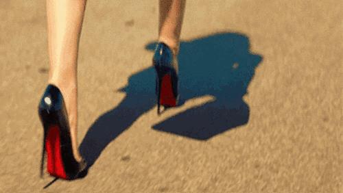 鞋子磨脚一招就能解决,新鞋子磨脚最有效方法