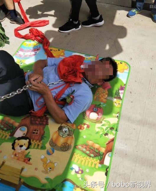 老父亲栓铁链拉车，儿子儿媳坐在婚车里说笑