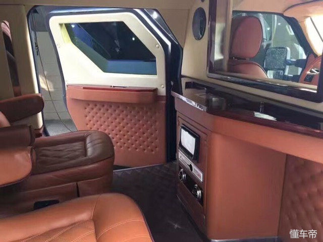 加油站遇到一台狠车,太霸气了,车主:一公里油钱得3块!