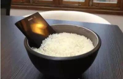 手机掉进水里捞上来没坏,手机掉进水里了继续用