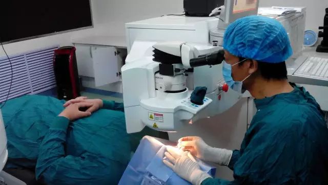 外伤眼睛肿了热敷还是冷敷好,眼睛打肿了是冷敷还是热敷好