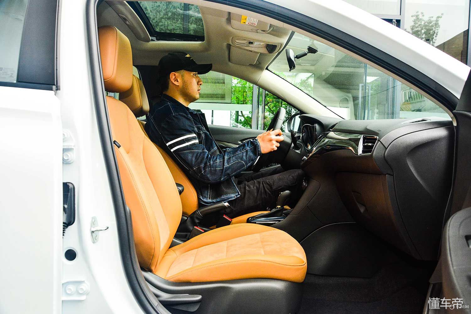 1.3l三缸别克凯越试车,别克凯越外观老款改新款