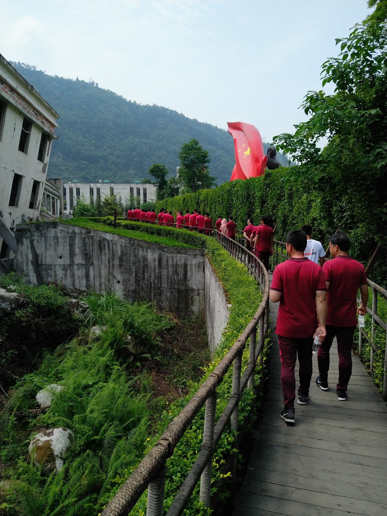铭记苦难岁月期待为国争光U19男足国家队赴映秀遗址缅怀同胞