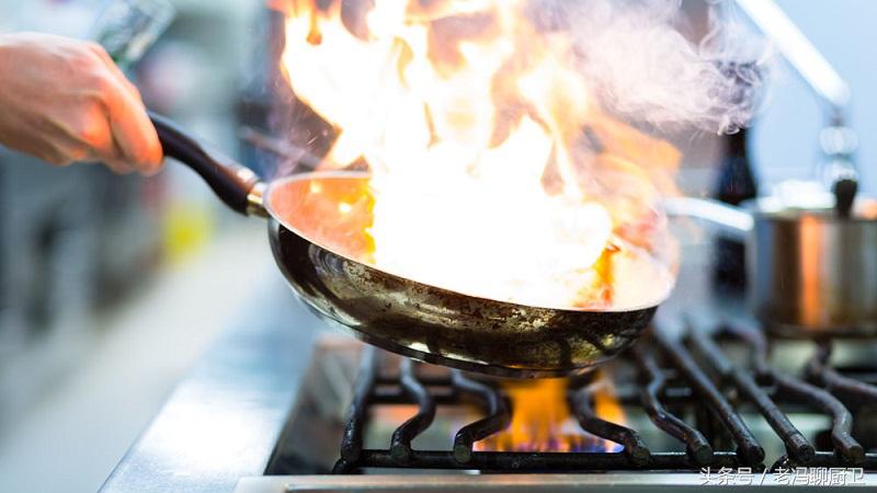 油锅起火要先关闭煤气瓶吗,油锅起火时不正确扑灭方法