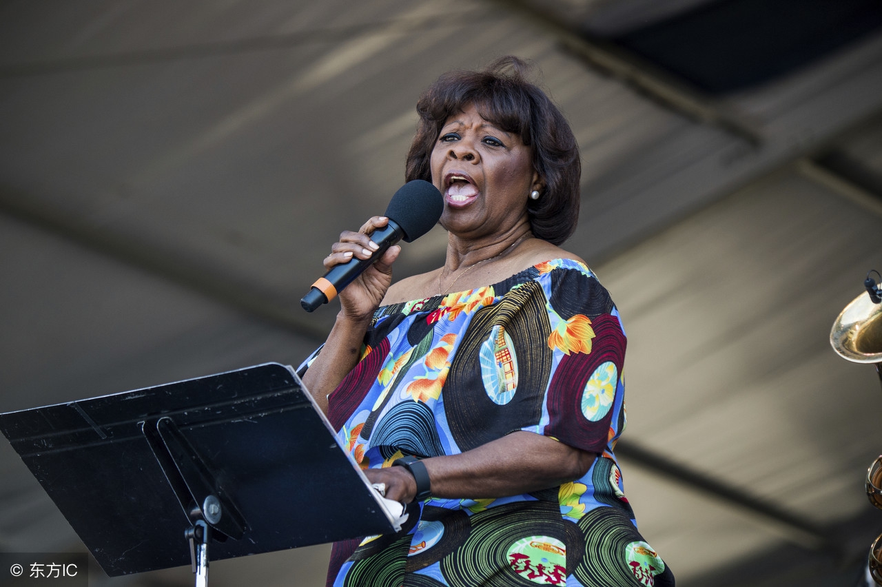 唱歌对不上伴奏是怎么回事,唱歌老是跟不准伴奏