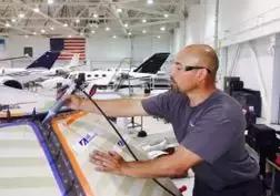 川航脱落风挡玻璃故障,川航8633挡风玻璃破碎原因与改进