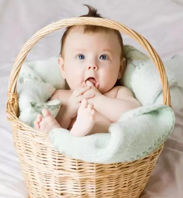 宝宝喜欢玩脚是什么原因,宝宝在床上光脚时会容易感冒吗