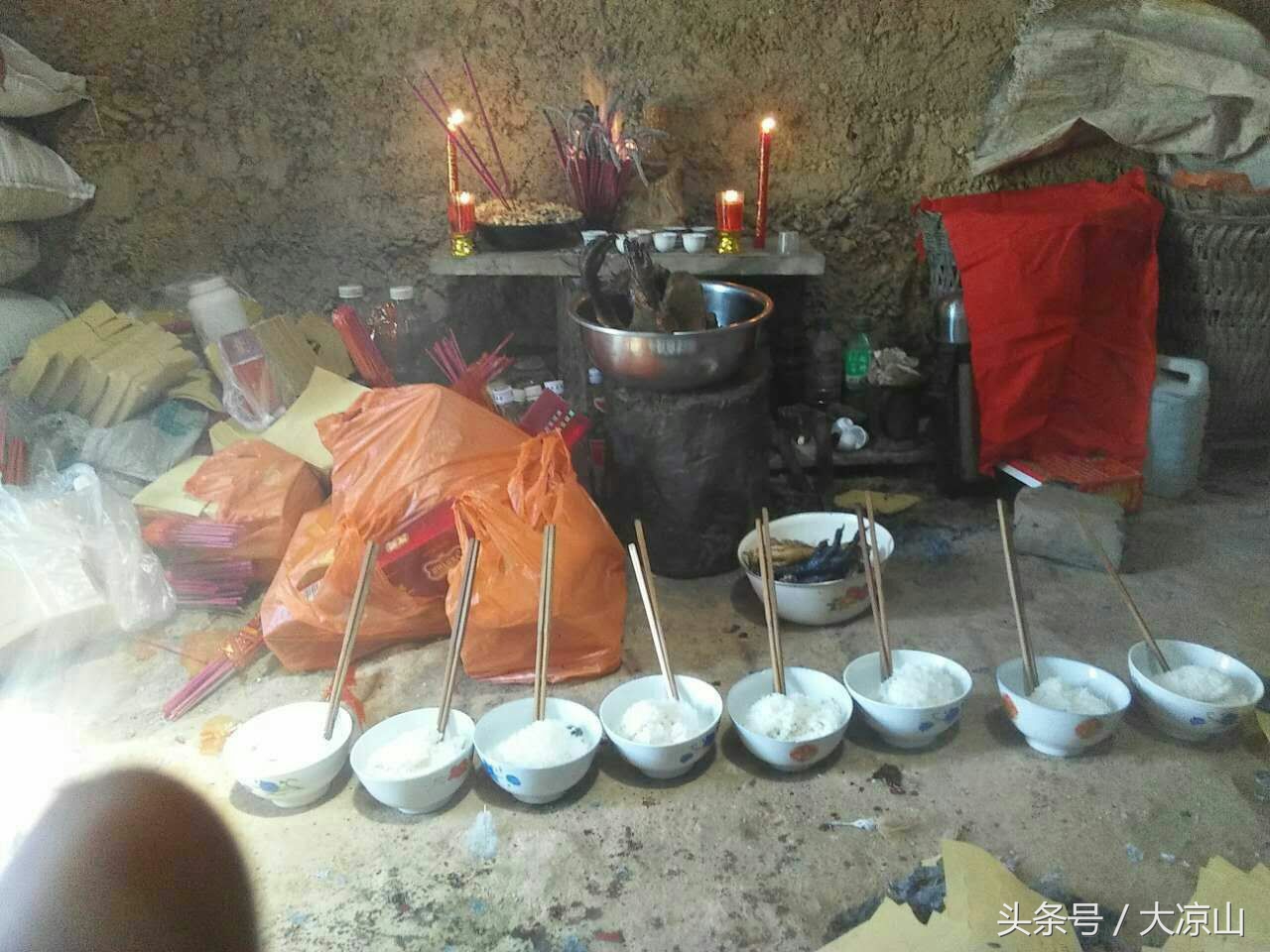 凉山德昌傈僳族端午节前夕祭献药王“花世图扒”，端午当天要吃李子据说四季不生疮