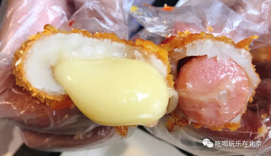 韩国小哥吃芝士热狗,韩国街头芝士热狗