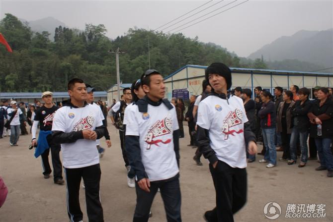 穿越地震带之什邡日记：地震周年谭咏麟黄日华众明星到蓥华小学